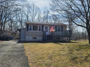 10 Loyola Ct, Hopatcong, NJ 07843
