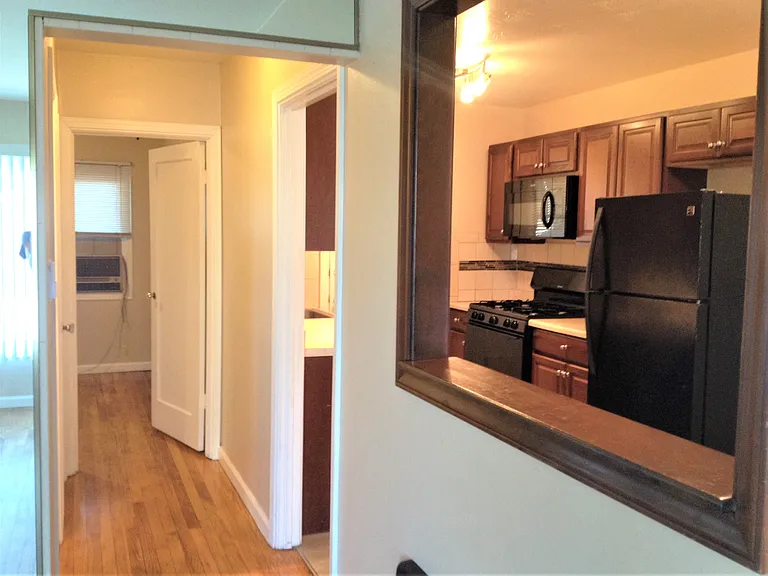 460 W 9th St — Photo 5