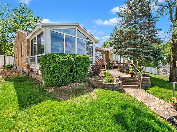 2nd image of 809 N River Dr