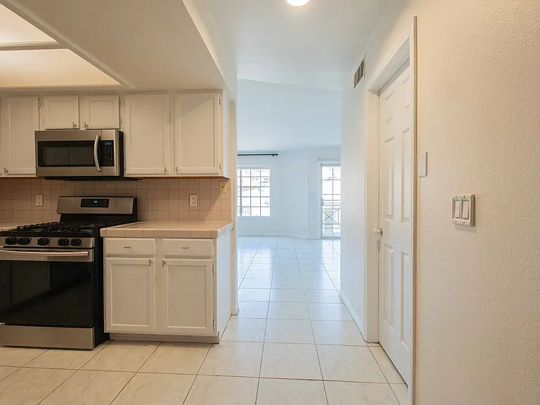 1131 Campbell St #211 — Photo 4