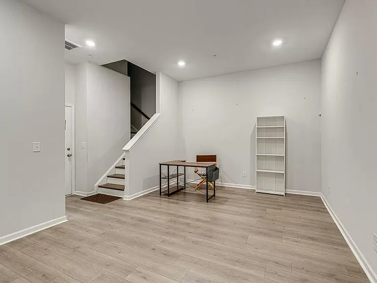 204 Kinsale Dr — Photo 5