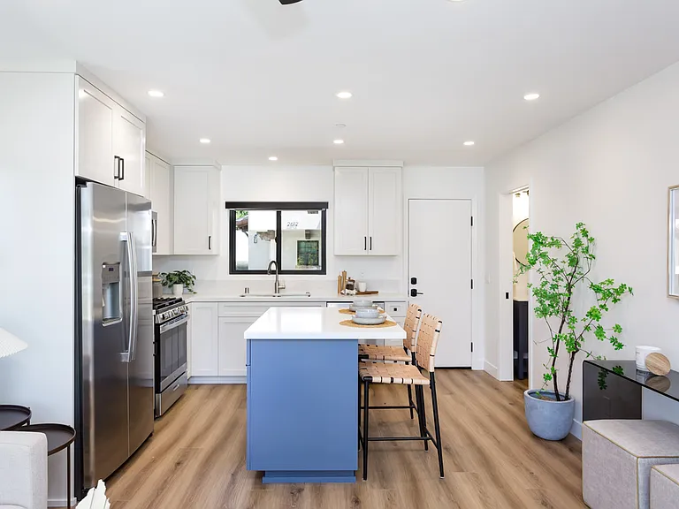 2610-2612 Juan St #2610-1 — Photo 10