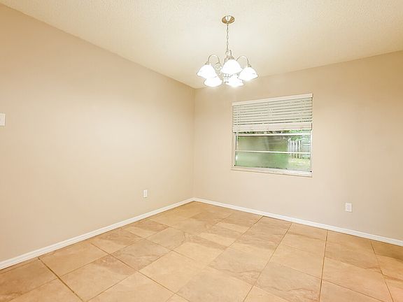 4th image of 392 Panama Cir