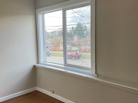 3rd image of 1322 Warren Ave