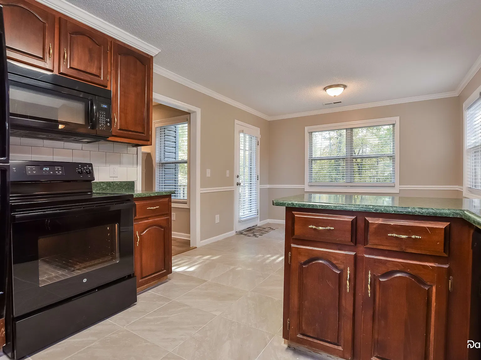 4 bed, 2.0 bath, 1892 sqft, $1,780 — Photo 4