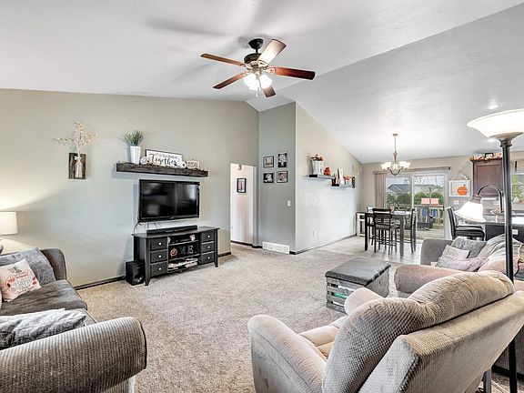 Living Room/Dining Area
