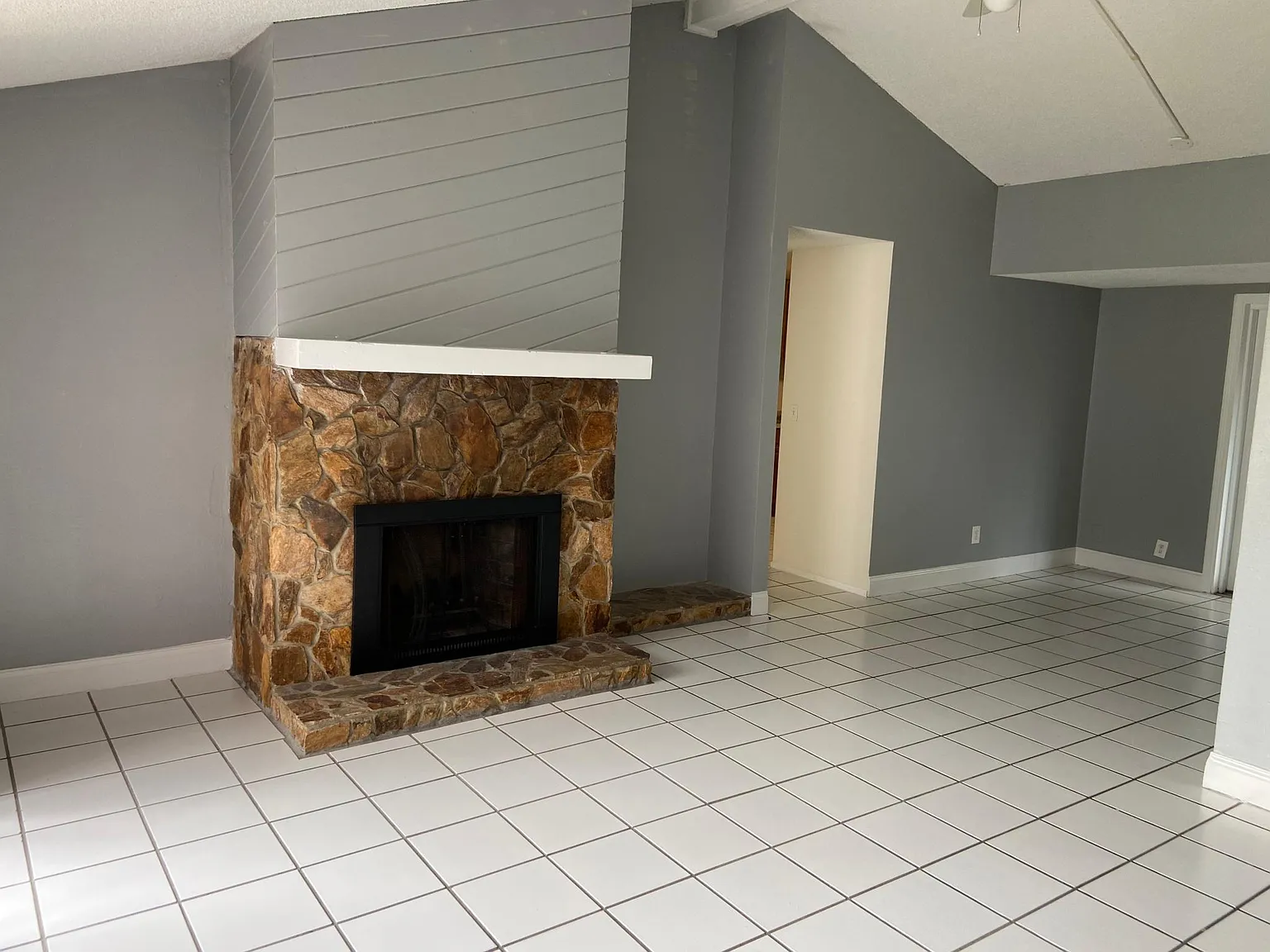 10101 Hunters Point Ct — Photo 2