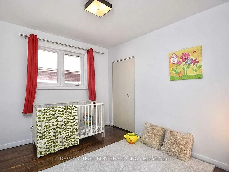 1 Sunderland Cres — Photo 6