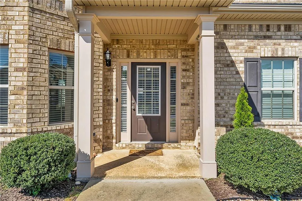 5 bed, 3.0 bath, 3284 sqft, $2,699 — Photo 2