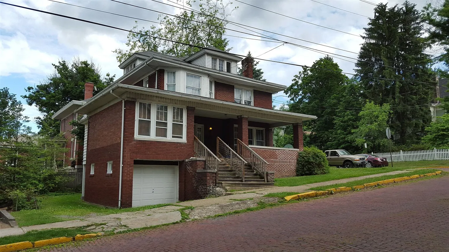 429 Park St photo 1