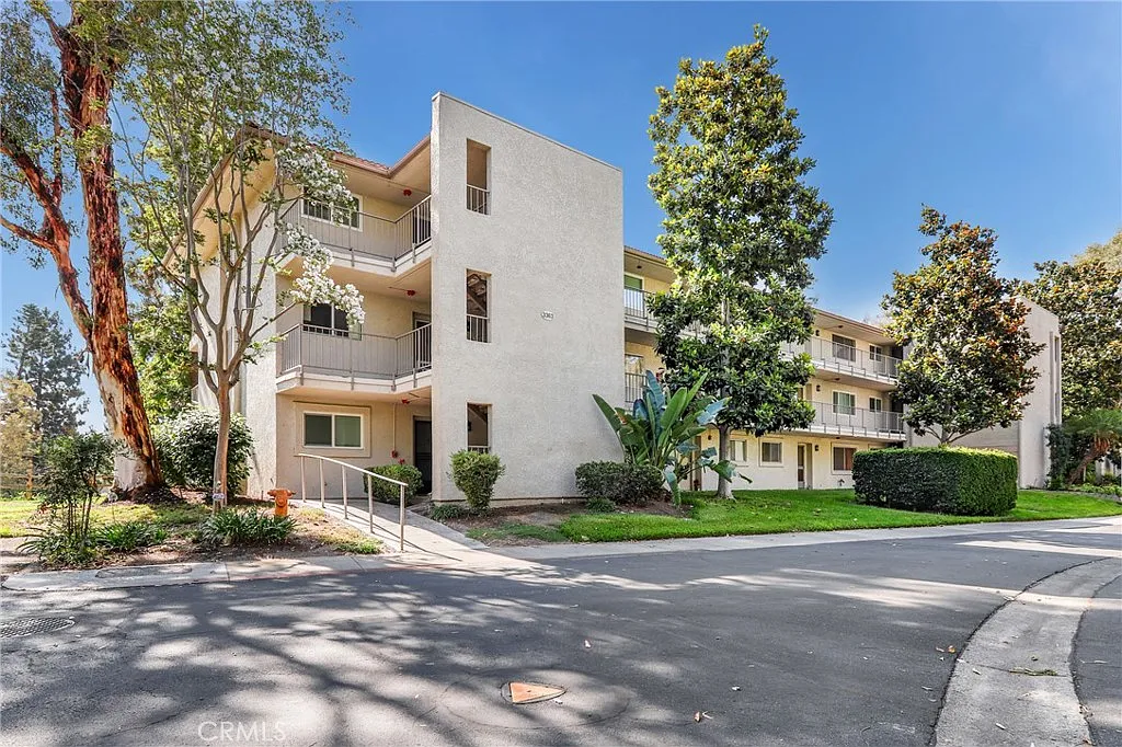 2 bed, 894 sqft, $2,700 — Photo 1