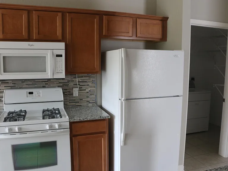 White appliances (fridge included)