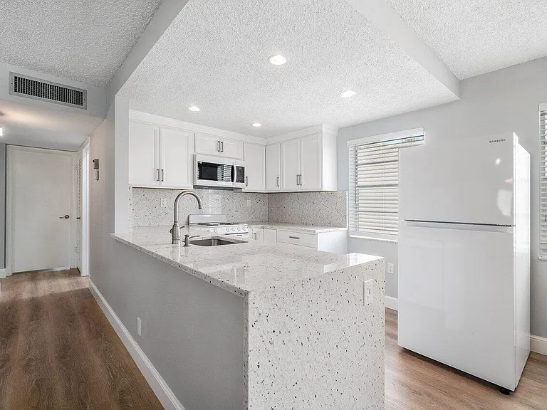 283 Normandy Ln #F — Photo 4