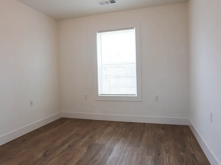 313 Douglas St — Photo 13