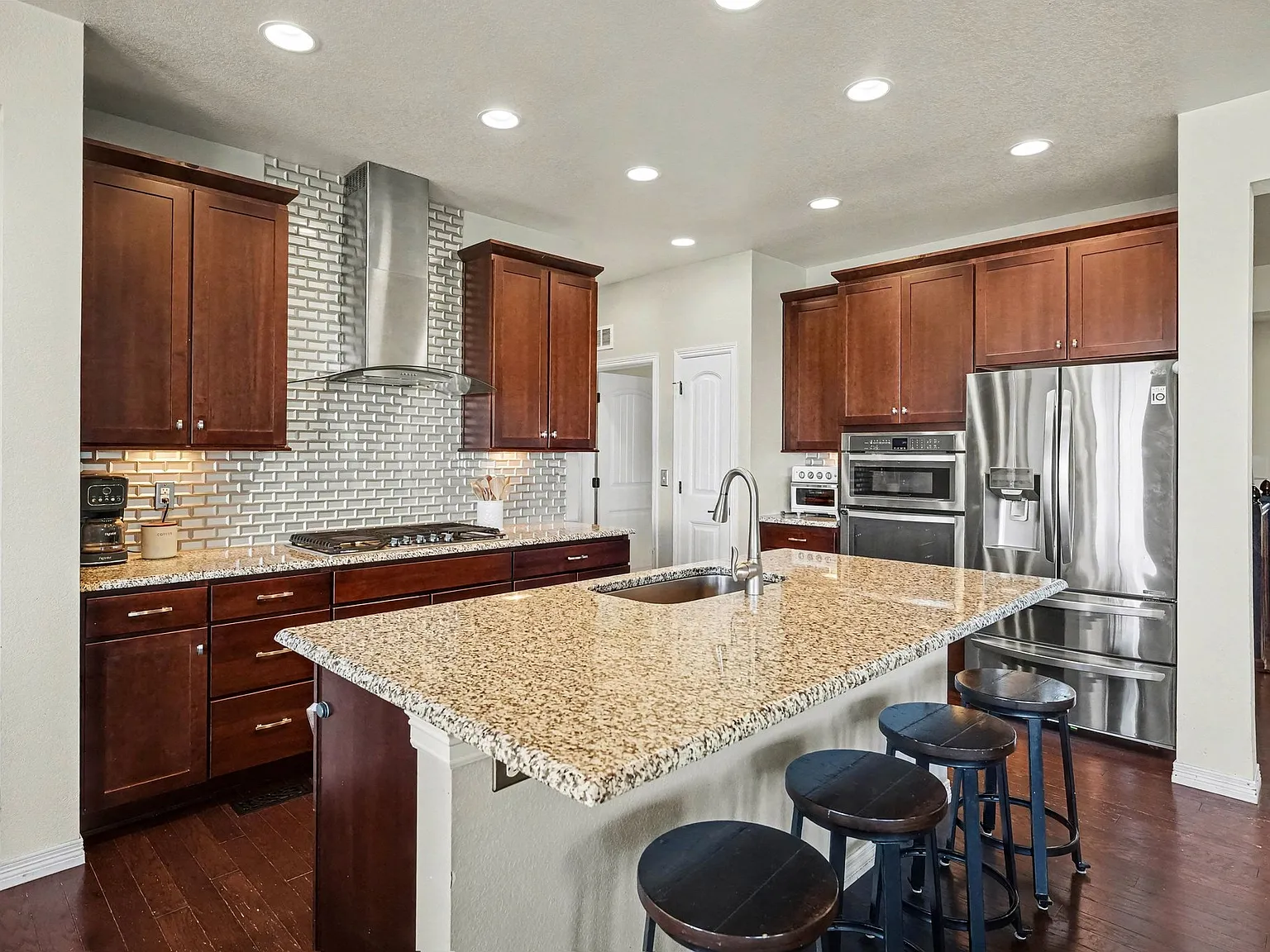 3 bed, 3582 sqft, $3,400 — Photo 4