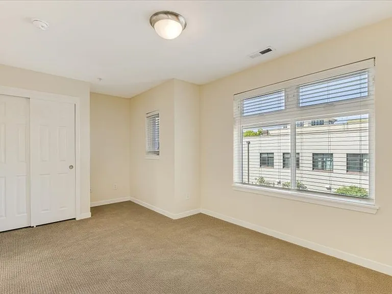 425 NE Fremont St — Photo 22