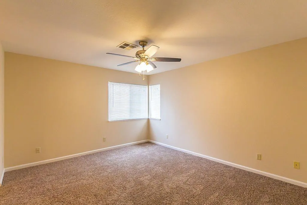3 bed, 1350 sqft, $2,100 — Photo 3