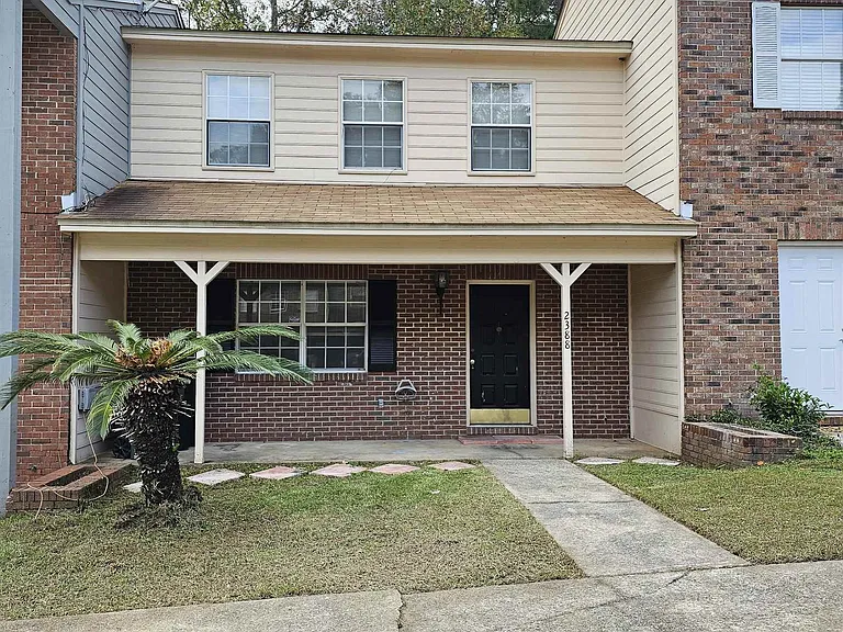 2388 Gregory Dr — Photo 2