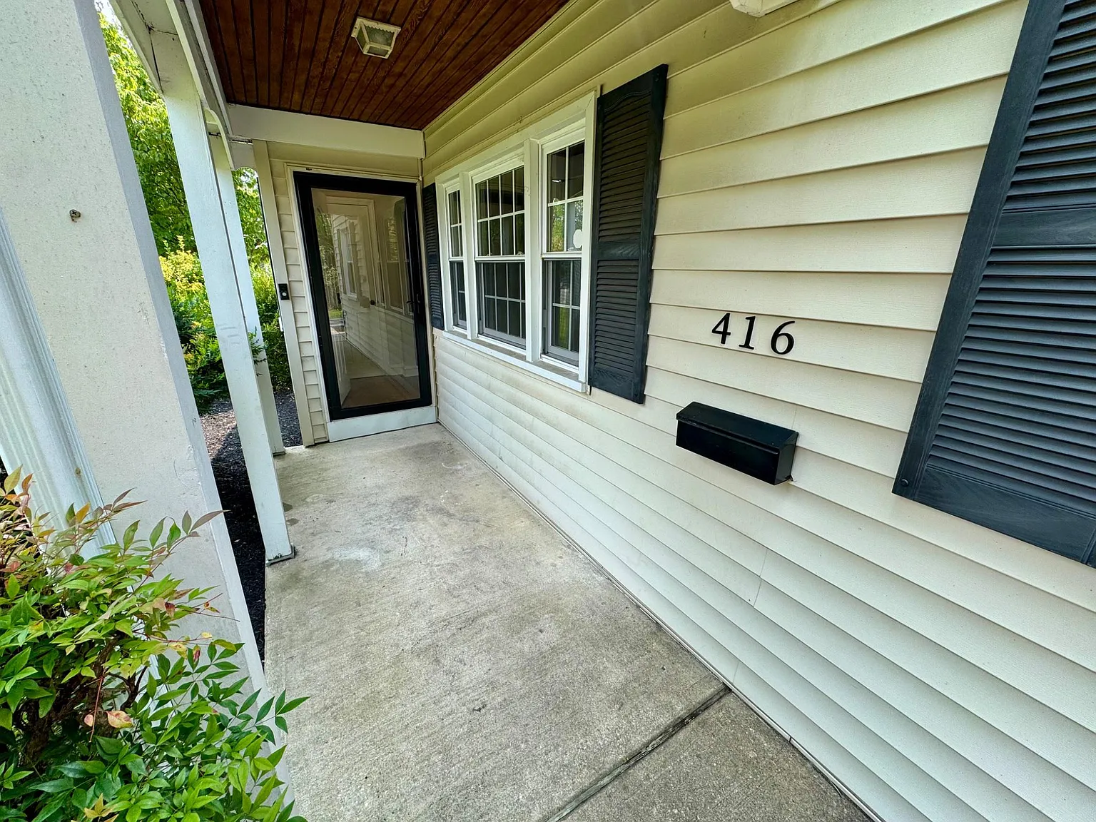 3 bed, 1.0 bath, 1200 sqft, $2,300 — Photo 3