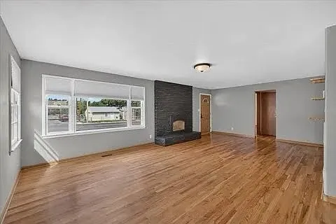 4 bed, 2500 sqft, $2,800 — Photo 2