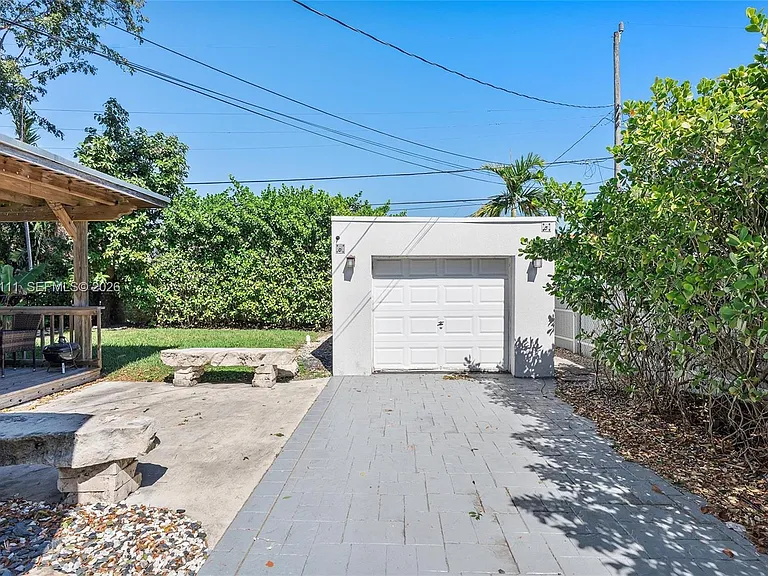 2231 SW 17th St — Photo 32