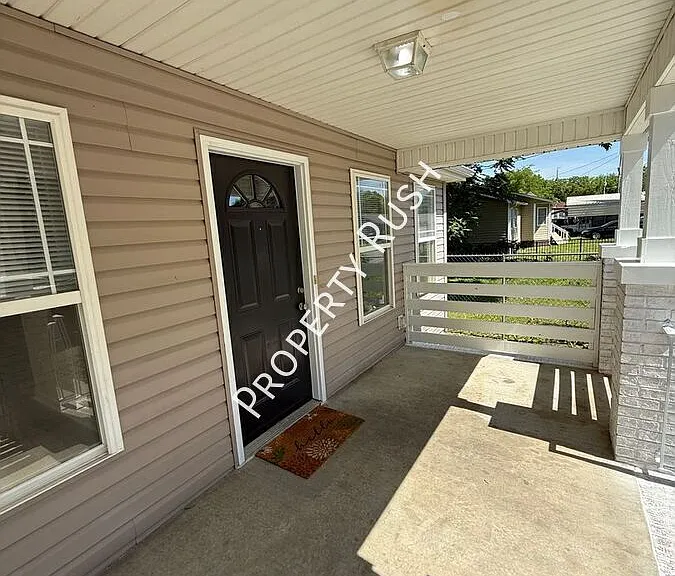 709 N Holly St — Photo 4