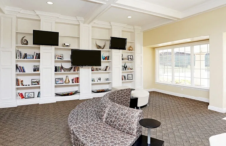 Embassy Park Apartments — Photo 34