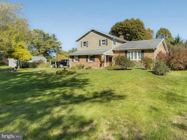 254 Edgewater Dr, Chambersburg, PA 17202