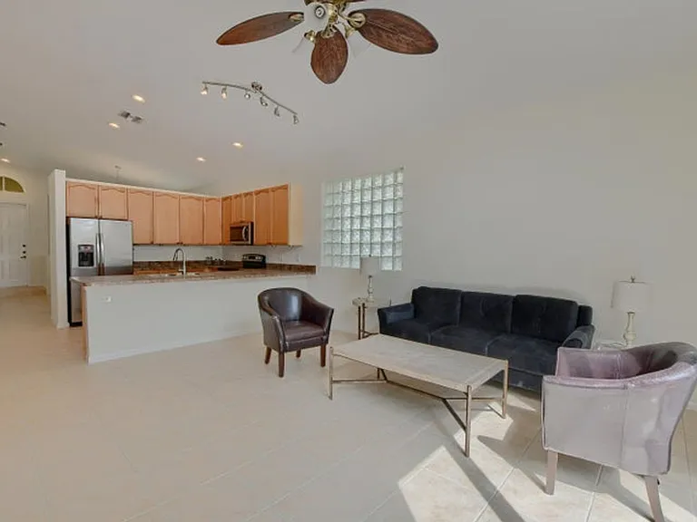 1225 E Magnolia Cir — Photo 5