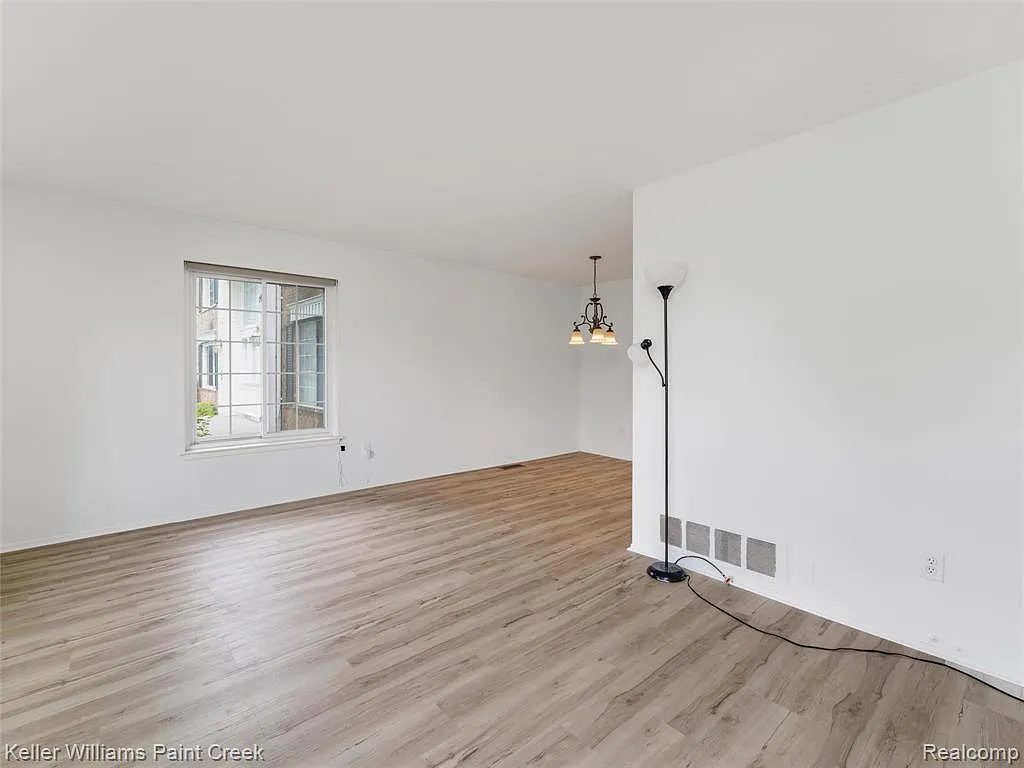 2 bed, 2.0 bath, 909 sqft, $1,600 — Photo 3
