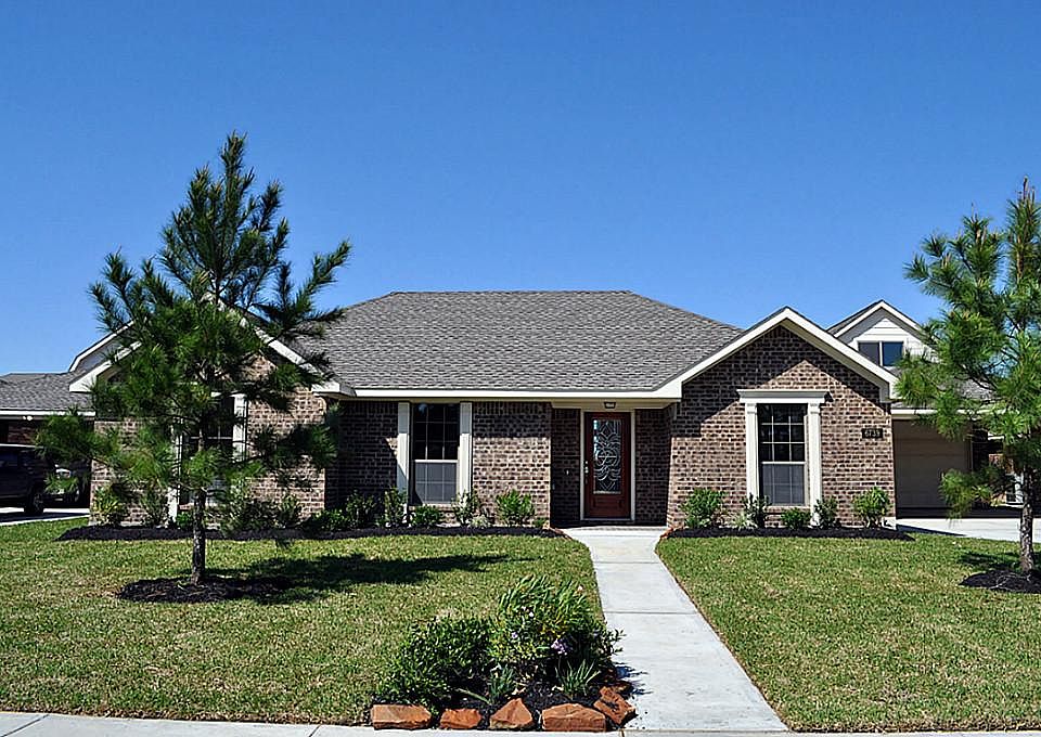 Lakeland in Manvel is a beautiful neighborhood with great schools all very close.