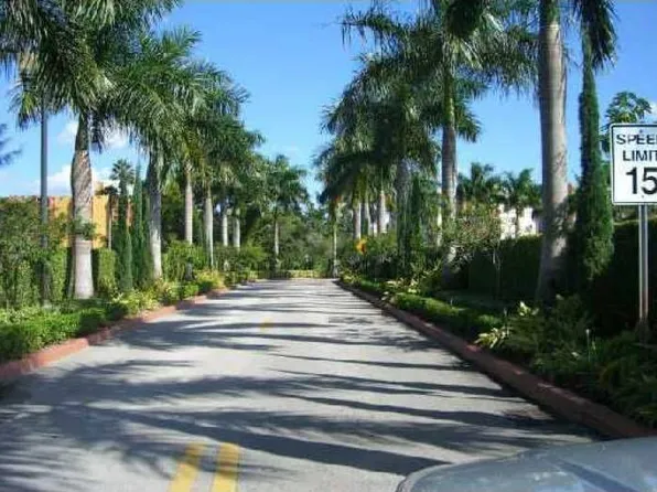 5085 NW 7th St APT 415, Miami, FL 33126