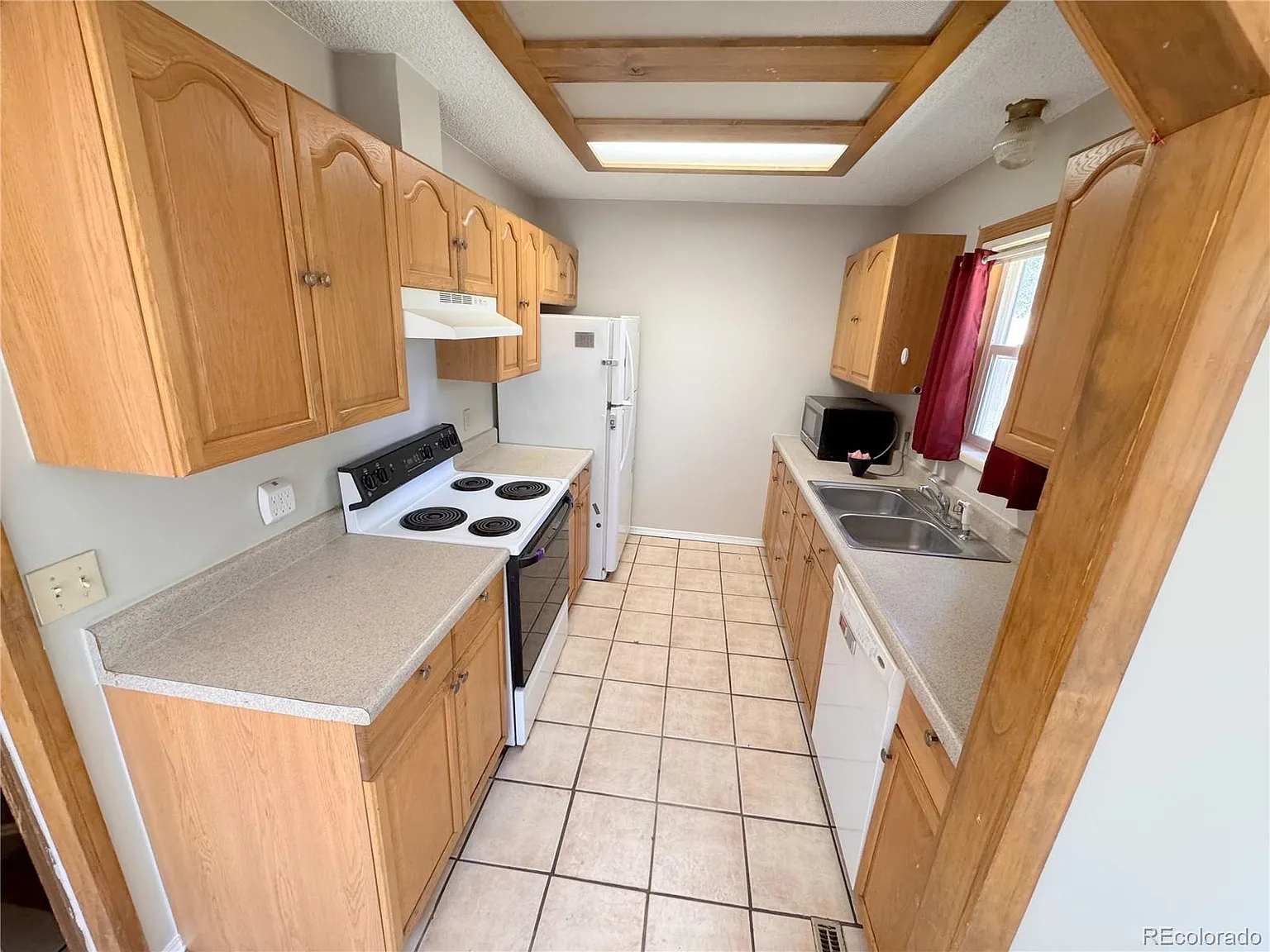 3 bed, 3.5 bath, 864 sqft, $2,350 — Photo 2