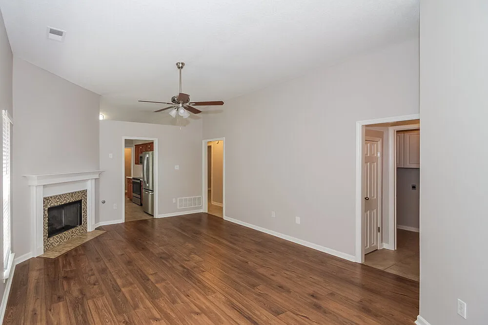 3 bed, 2.0 bath, 1330 sqft, $1,820 — Photo 4