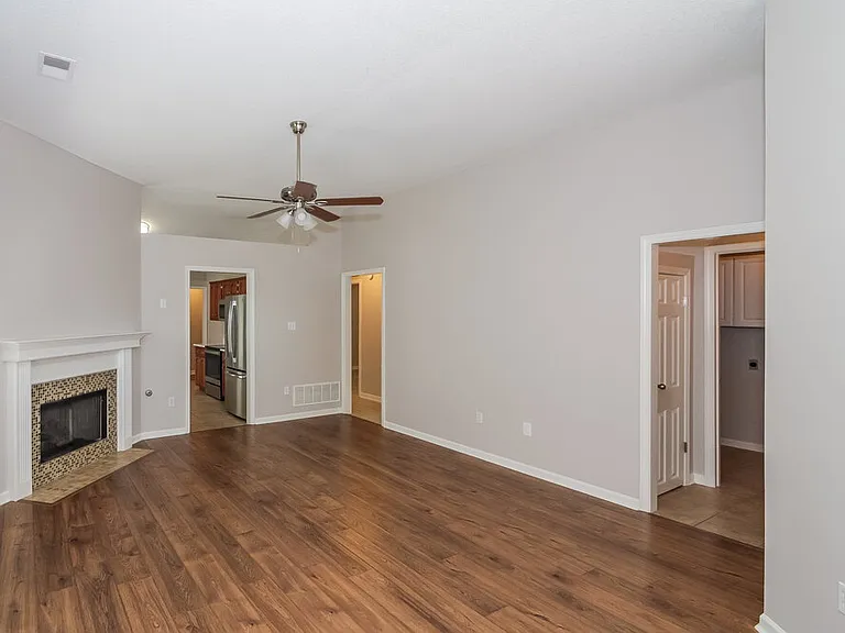 824 W East Ross Pkwy — Photo 4