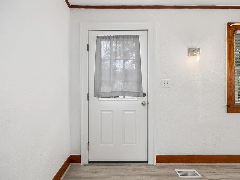 224 N Illinois Ave — Photo 11