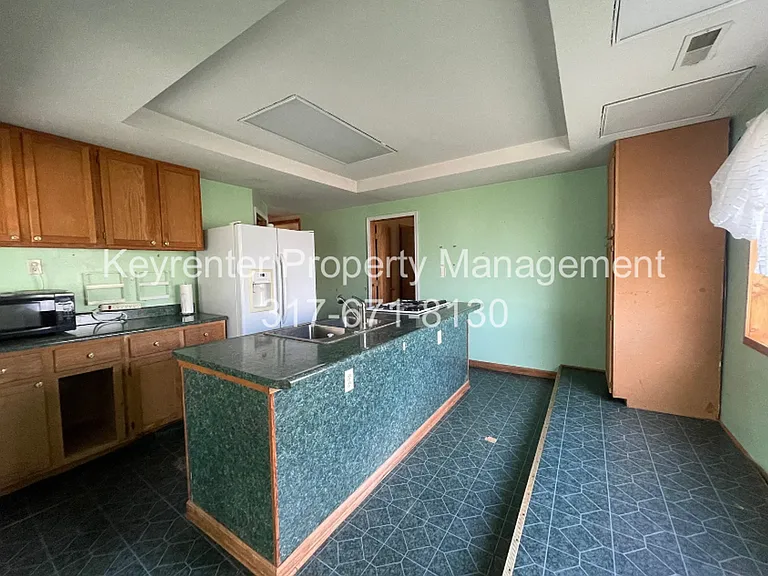 1027 E 4th St — Photo 5