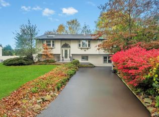 29 Dillon Dr, Dix Hills, NY 11746