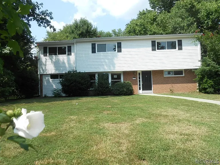 9302 Woodcrest Rd — Photo 1
