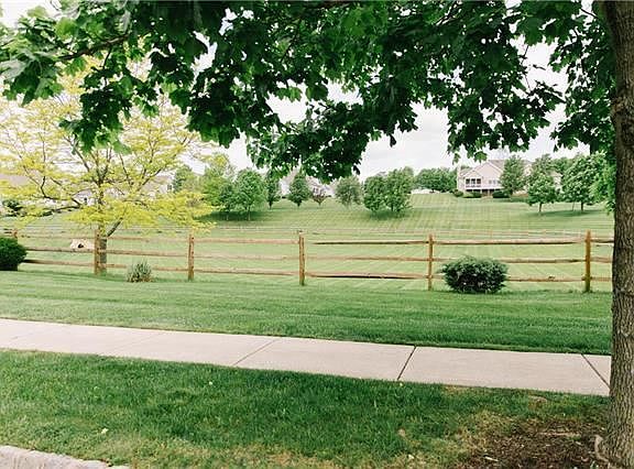 3rd image of 108 Glenmoor Cir