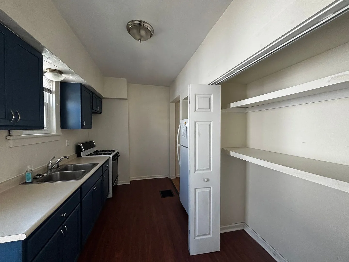 Charming Three Bedroom with Renovated Kitchen — Photo 3