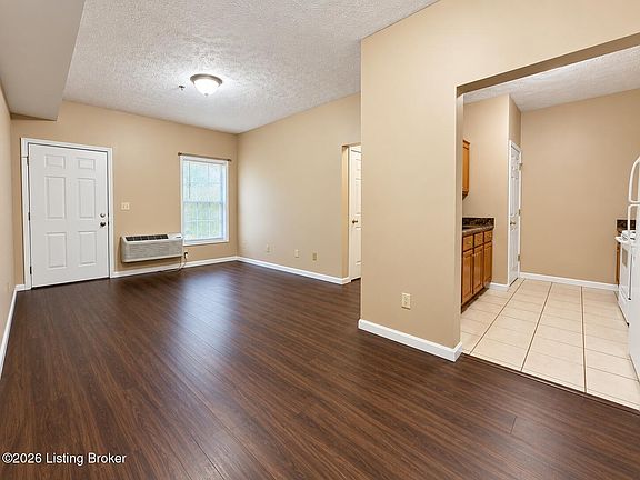 3rd image of 907 E Hackberry St #5