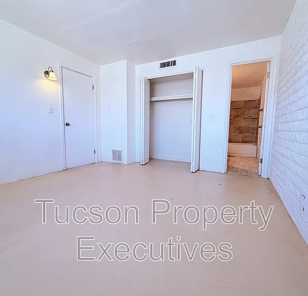 319 E Blacklidge Dr #2 — Photo 9