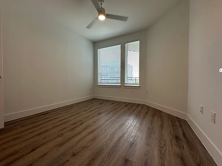 E Riverside Dr — Photo 10