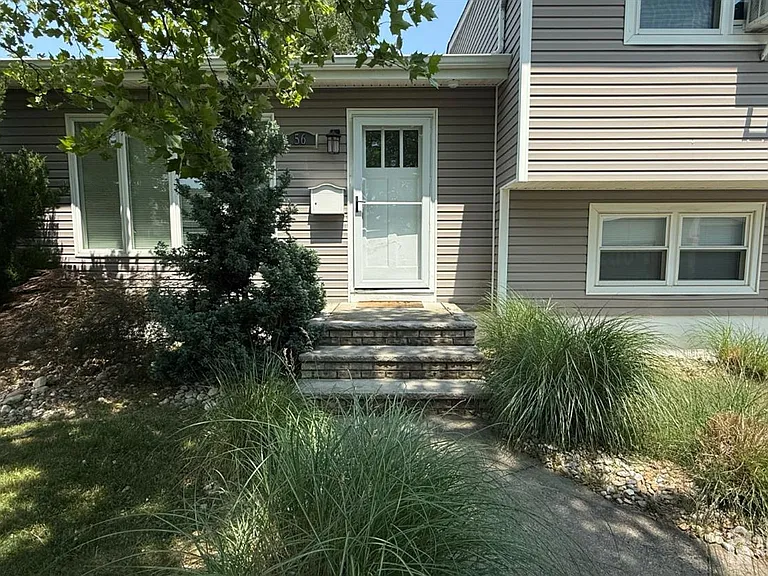 56 Grace Dr — Photo 2