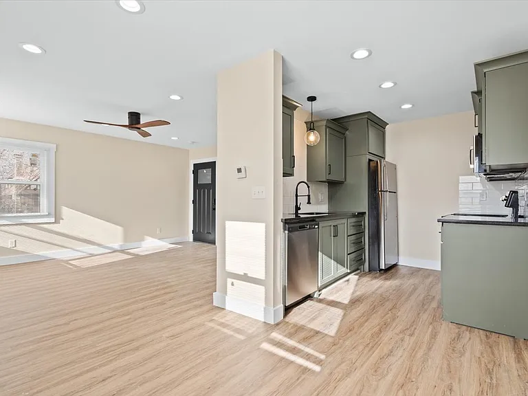 621 Chestnut Street - East — Photo 3