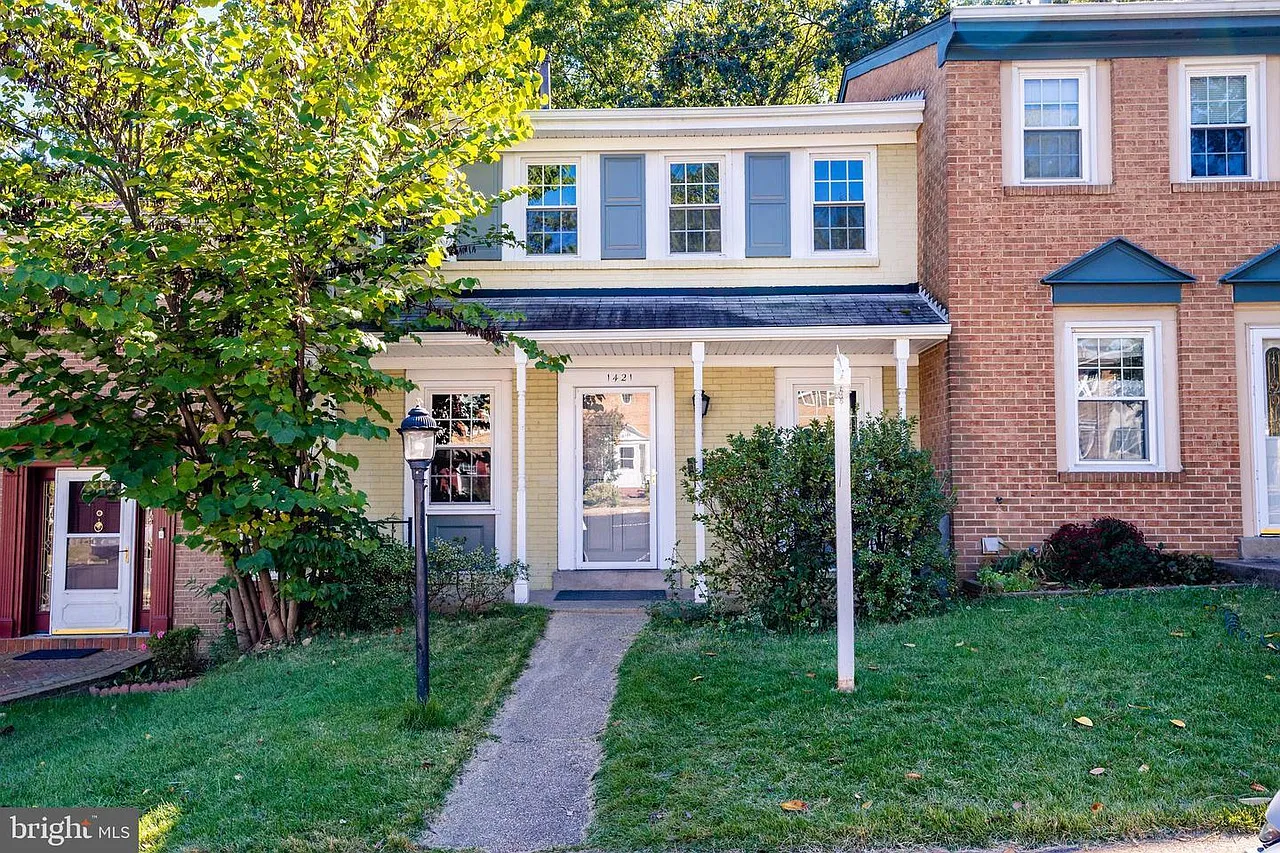 1421 Deerfield Ln — Photo 1