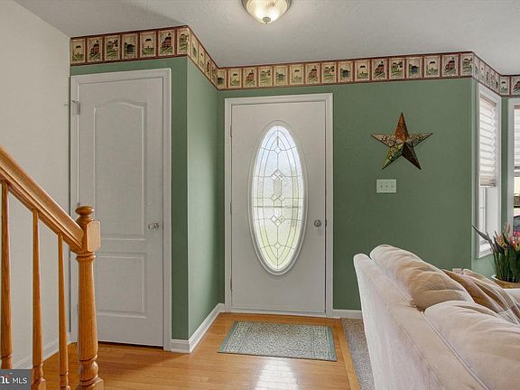 3rd image of 31 Hemlock Dr