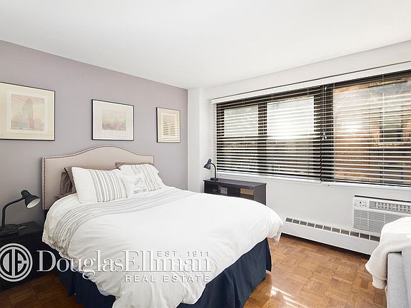 4th image of 210 E 15th St APT 4G