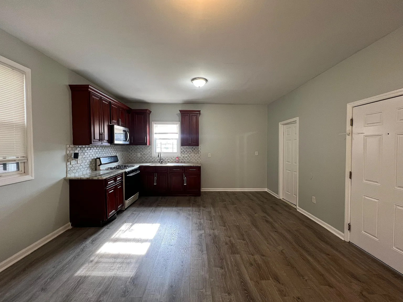 2 bed, 850 sqft, $2,050 — Photo 2